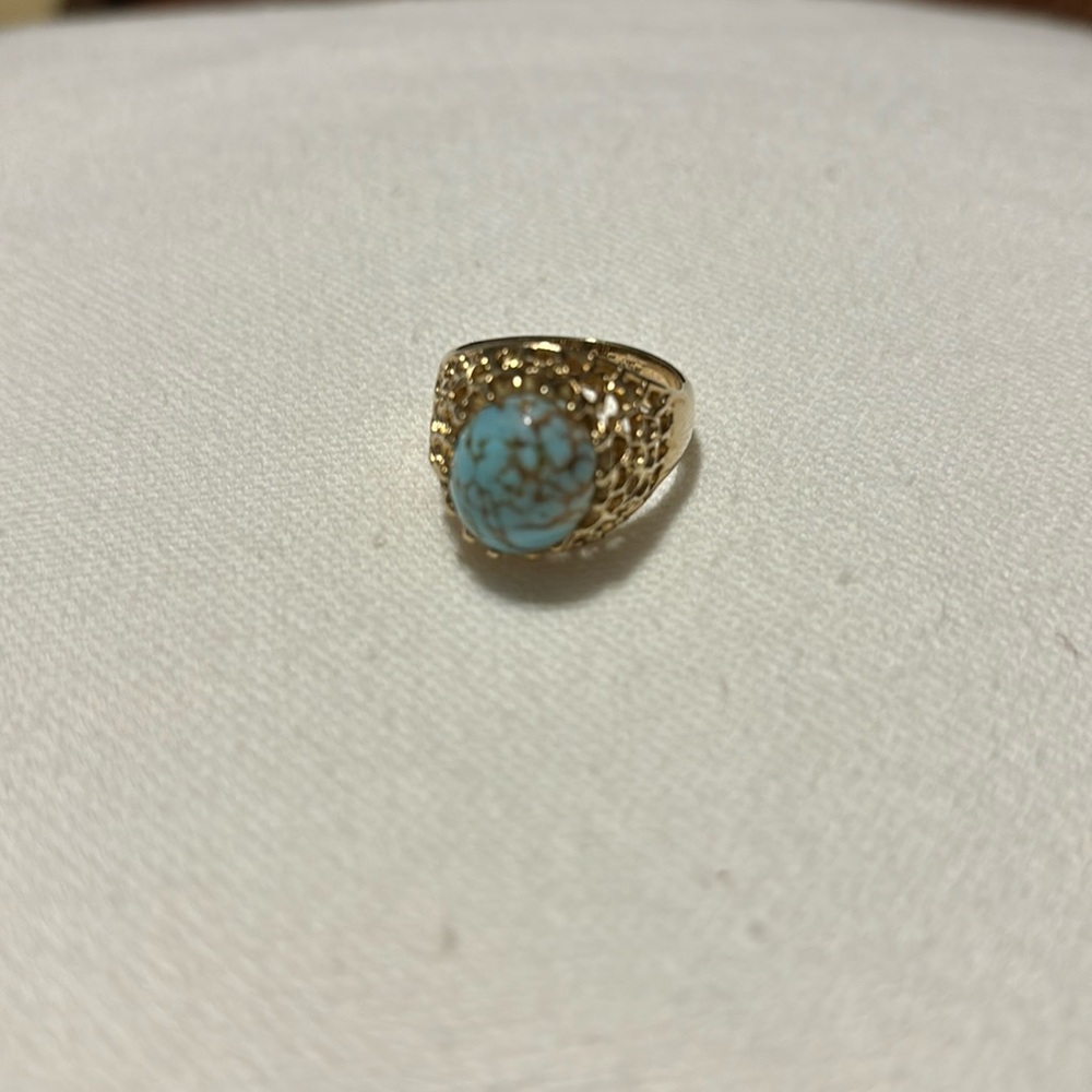 Beautiful 18k Gold overlay fashion Ring with Blue stone. Size 7